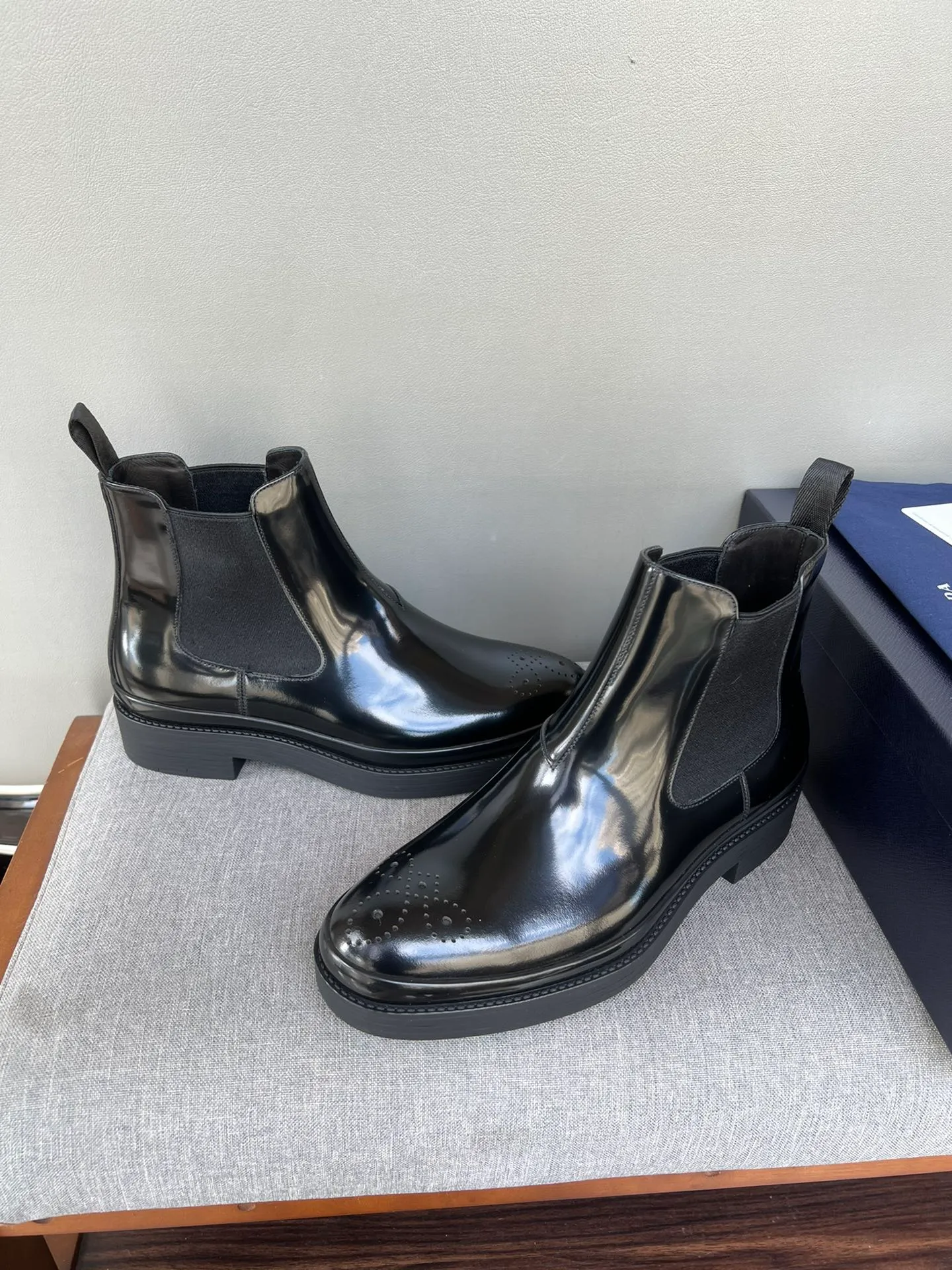 Batch of 1000💰Exclusive hot-selling new Prada Chelsea thick-soled men's shoes, naked boots, imported calf leather on the surface, cow leather on the lining, the outsole is made of private model TPU material, the frosted effect is consistent with the original version, 39-44 in stock (38, 45 custom-made, non-refundable)